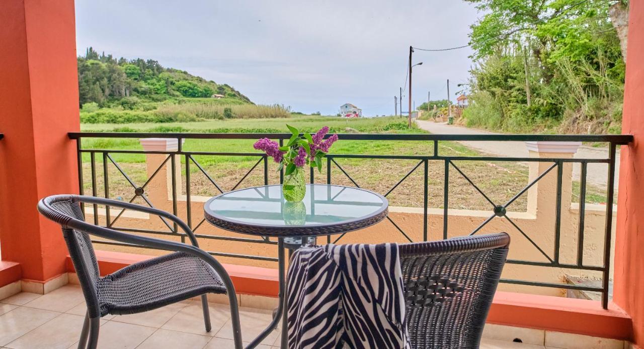 Logas Beach Studios Peroulades  ภายนอก รูปภาพ